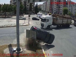 Ölüm Kavşağındaki Kaza Güvenlik Kamerasında