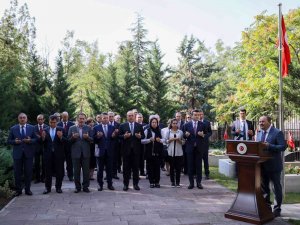 Bakan Çavuşoğlu, Dışişleri Şehitliği’ni Ziyaret Etti