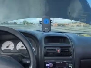 Seyir Halindeki Otomobilin Kaputu Açıldı