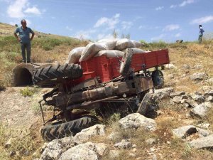 Virajı Alamayan Traktör Devrildi, 1 Yaralı