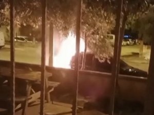Park Halindeki Otomobil Alev Alev Yandı