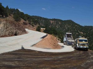 Elmalı Yuva Yayla Yolunda Sathi Asfalt Çalışması