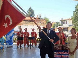 Oğullarına Mehterli Sünnet Yapan İ̇sviçreli Babanın Türk Bayrağı Sevgisi Görenleri Duygulandırdı