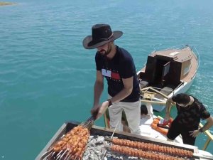 45 Derece Sıcakta, Teknede Kebap Yaptılar