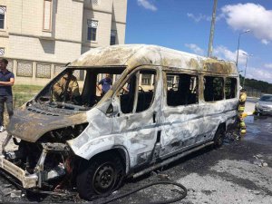 Bağcılar’da Park Halinde Servis Alev Alev Yandı