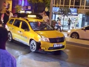 Araçlara Yeşil Işık Yanarken Karşıya Geçen Vatandaşlara Ticari Taksi Çarptı