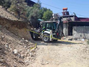 Kocasını Tüfekle Kızını Zehirleyerek Öldürmüş