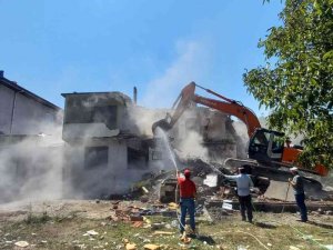 Yenice’de Afetten Zarar Gören 8 Evin Daha Yıkım İşlemleri Başladı