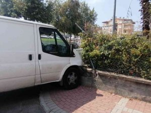 Duvara Çarpan Araç Sürücünün 2027 Yılına Kadar Ehliyetine El Konulmuş