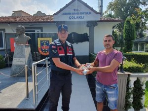 Aracın Camını Kırarken Elini Kesen Hırsızı, Kan İzleri Ele Verdi