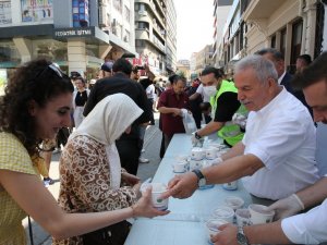 İ̇lkadım’da 7 Farklı Noktada Aşure Dağıtıldı