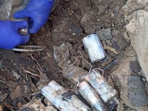 Tunceli’de Teröristlere Ait İki Sığınakta Yaşam Malzemeleri Ele Geçirildi