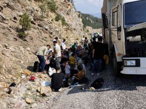 Muğla’da Arızalanan Kamyonun Kasasında 72 Düzensiz Göçmen Yakalandı