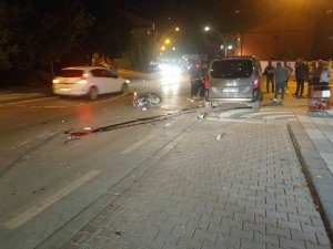 Hafif Ticari Araç İle Motosiklet Çarpıştı: 1’i Ağır 2 Yaralı