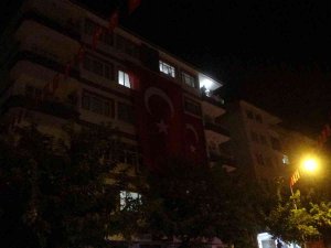 Malatyalı Şehidin Evine Dev Türk Bayrağı Asıldı