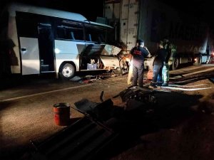 Servis Minibüsü İle Tır Çarpıştı: 2 Ölü