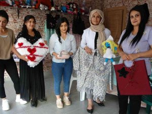 Atık Malzemelerden Hem Ürün Üretiyor Hem De Aile Bütçesine Destek Oluyor