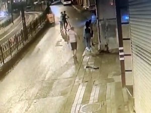 İ̇stanbul’da Polisle Şüpheli Arasında Arbede Kamerada: Polisi Gözüne Yumruk Atıp Yaraladı
