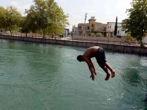 Adana’da 3 Ayda 15 Kişi Boğulunca Polis Kanaldan Çocukları Toplayıp Havuza Götürdü