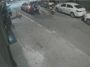 İ̇stanbul’da Taksici İle Kuryenin Yumruklu Kavgası Kamerada: Kadının Valizini Yere Atıp Gitti