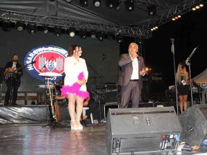 Hisarcık’ta Şarkıcı Tuğçe Kandemir Rüzgarı