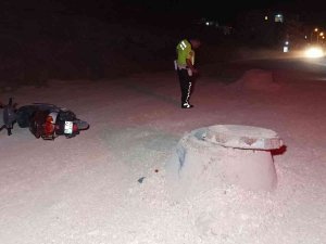 Motosiklet Rögar Bacasına Çarptı: 1 Yaralı