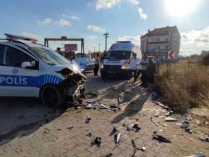 Hızlı Sürücü Polis Otosuna Çarpıp Kaçtı: 2 Polis Memuru Yaralandı