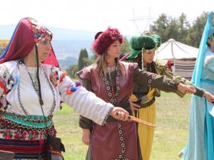 Eskişehir Anadolu Bacıları Grubu ‘Kahraman Türk Kadınları’ Tiyatro Gösterisini Tavşanlı’da Sahneledi