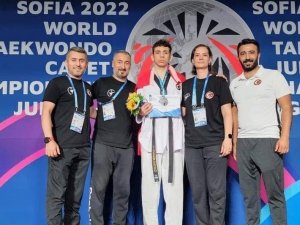 Milli Sporcunun Başarısı İlçede Sevinçle Karşılandı