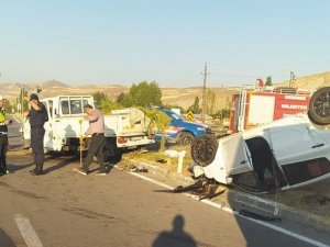 Kamyonet İle Otomobil Çarpıştı: 3 Yaralı