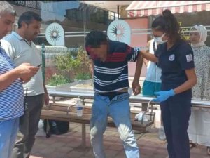 Kalçasından Bıçaklandığını Otobüs Durağında Oturunca Fark Etti