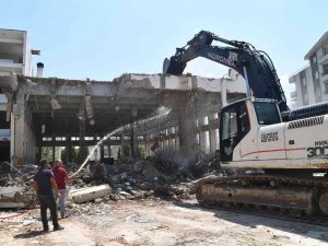 Söke’de Öğretmenevi Binasının Yıkımına Başlandı