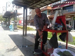 Diyarbakır’da Sıcak Havaların Serinletici İçeceği ‘Meyan Şerbeti’