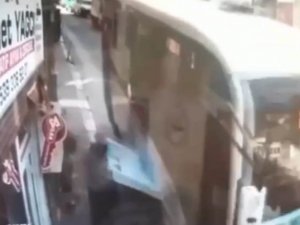 Halk Otobüsünün Açılan Bagaj Kapağı Kaldırımdaki Yayayı Yere Savurdu