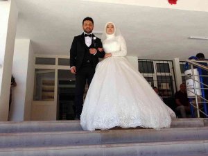 Öğretmenlik Mülakatına Gelinliği İle Girdi