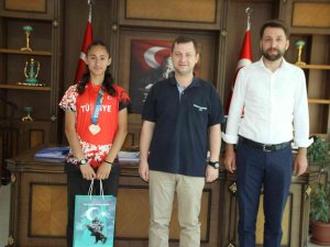 Kaymakam Demirer Ve Başkan Altın, Avrupa 3.’sü Ceren Kılıç’ı Ödüllendirdi