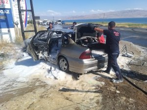 Kamyonetle Çarpışan Otomobil Alev Alev Yandı