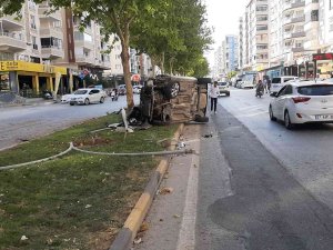 Otomobilin Refüje Çıkıp Aydınlatma Direğine Çarpması Kamerada