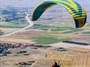 Ankara’da Metrelerce Yüksekten Düşen Paraşütçü Hayatını Kaybetti