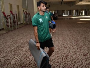 Bursaspor Şiddetli Yağmurdan Salona Kaçtı