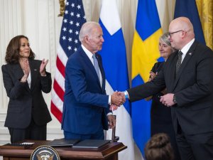 Abd Başkanı Biden, Finlandiya Ve İ̇sveç’in Nato’ya Katılımına Onay Veren Belgeleri İmzaladı