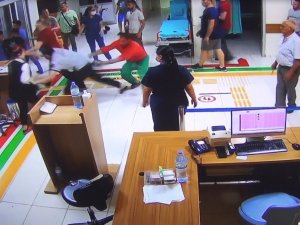 Önce Eşini Sonra Sağlık Çalışanlarını Darp Etti