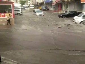 Esenyurt’ta Etkili Olan Sağanak Yağış Rögarları Patlattı: Caddeler Sular Altında Kaldı