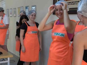 Yabancı Öğrenciler Türk Mutfağı’nda Mantı Yapmayı Öğrendi