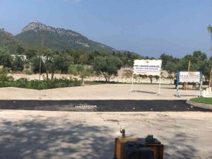 Kemer’de Bozuk Yolların Tamirini Yapıyor