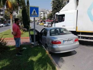 Kargo Kamyonu Otomobile Çarptı