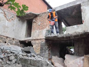 Tehlike Oluşturan Metruk Bina Yıkıldı