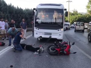 Motosiklet İle Midibüs Çarpıştı: 1 Yaralı