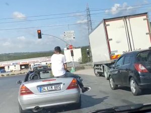 Sultanbeyli’de Üstü Açık Otomobilde Tehlikeli Yolculuk Kamerada
