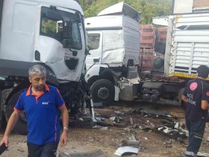 Ptt’nin Kargo Aracı Park Halindeki Tırların Arasına Daldı: 3 Yaralı